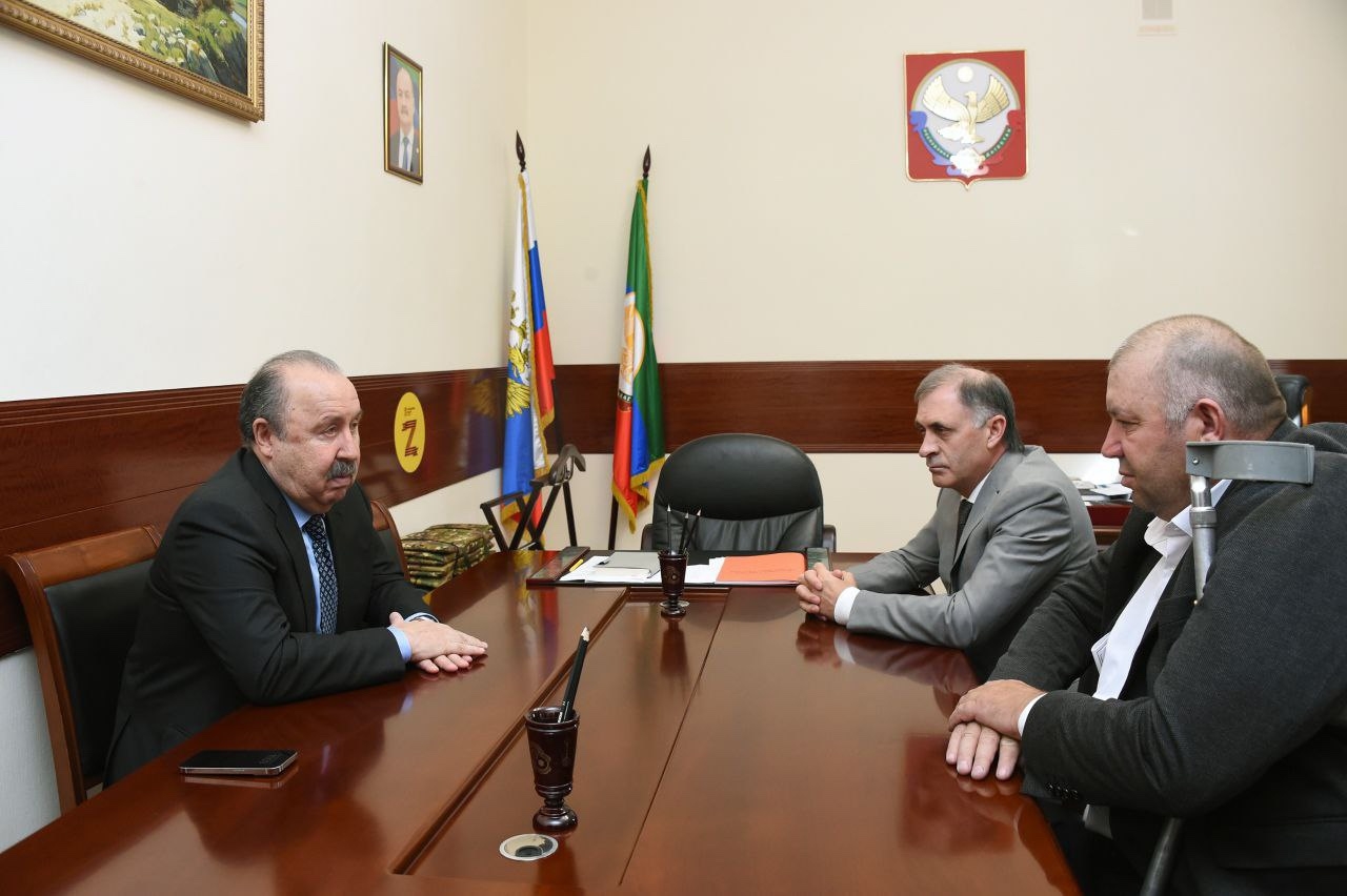 Заместитель председателя Народного Собрания РД Камил Давдиев и участник программы «Доблесть гор» Ома Чаринов провели встречу с заслуженным тренером России, экс-депутатом Госдумы Валерием Газзаевым.