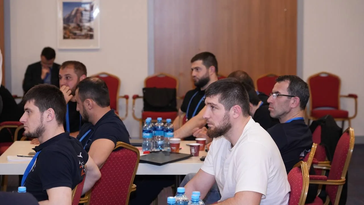 Первый заместитель Председателя Правительства РД Руслан Алиев провел встречу с участниками региональной кадровой программы «Доблесть гор»