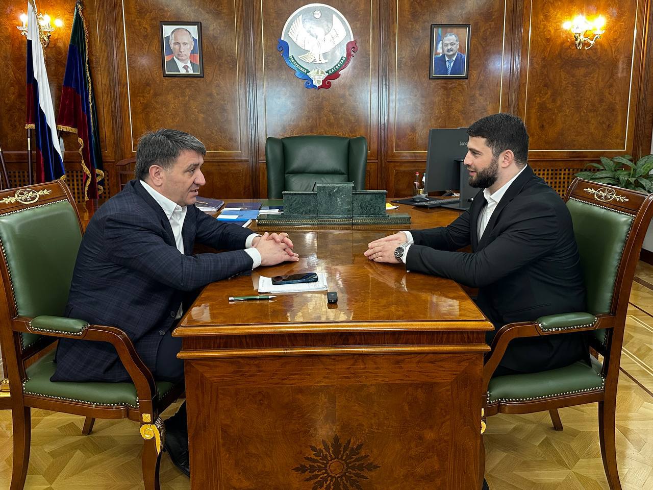 Мэр Махачкалы Джамбулат Салавов встретился с участником программы наставничества «Доблесть гор» Расимом Гаруновым.