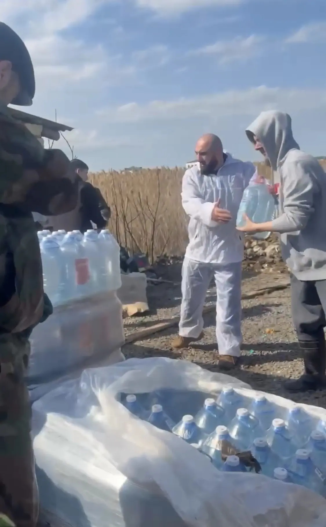 Участник программы «Доблесть гор» Рамазан Гираев вместе с депутатом Госдумы Артемом Бичаевым посетили поселок Мамедкала, пострадавший от стихийного бедствия