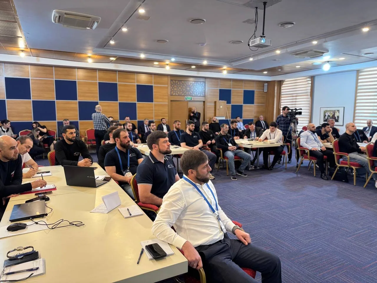 Председатель Народного Собрания Республики Дагестан Заур Аскендеров проводит встречу с участниками региональной программы развития «Доблесть гор»