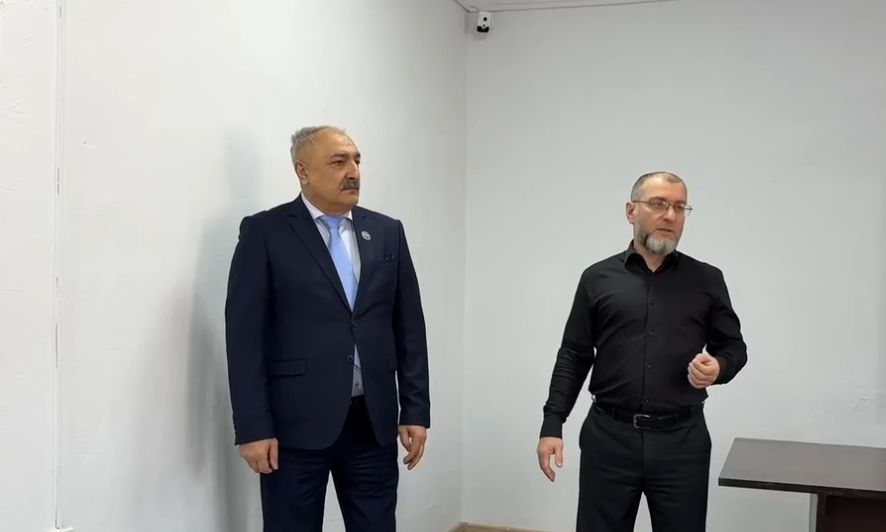 Участник программы «Доблесть гор» Медетхан Гамдуллаев и инспектор Минприроды РД Махач Нахибашев провели экологический урок для студентов Дагестанского гуманитарного института