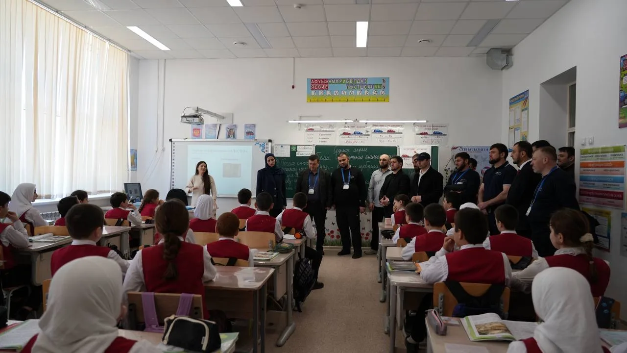 Сапижат Мазаева провела для участников программы «Доблесть гор» экскурсию