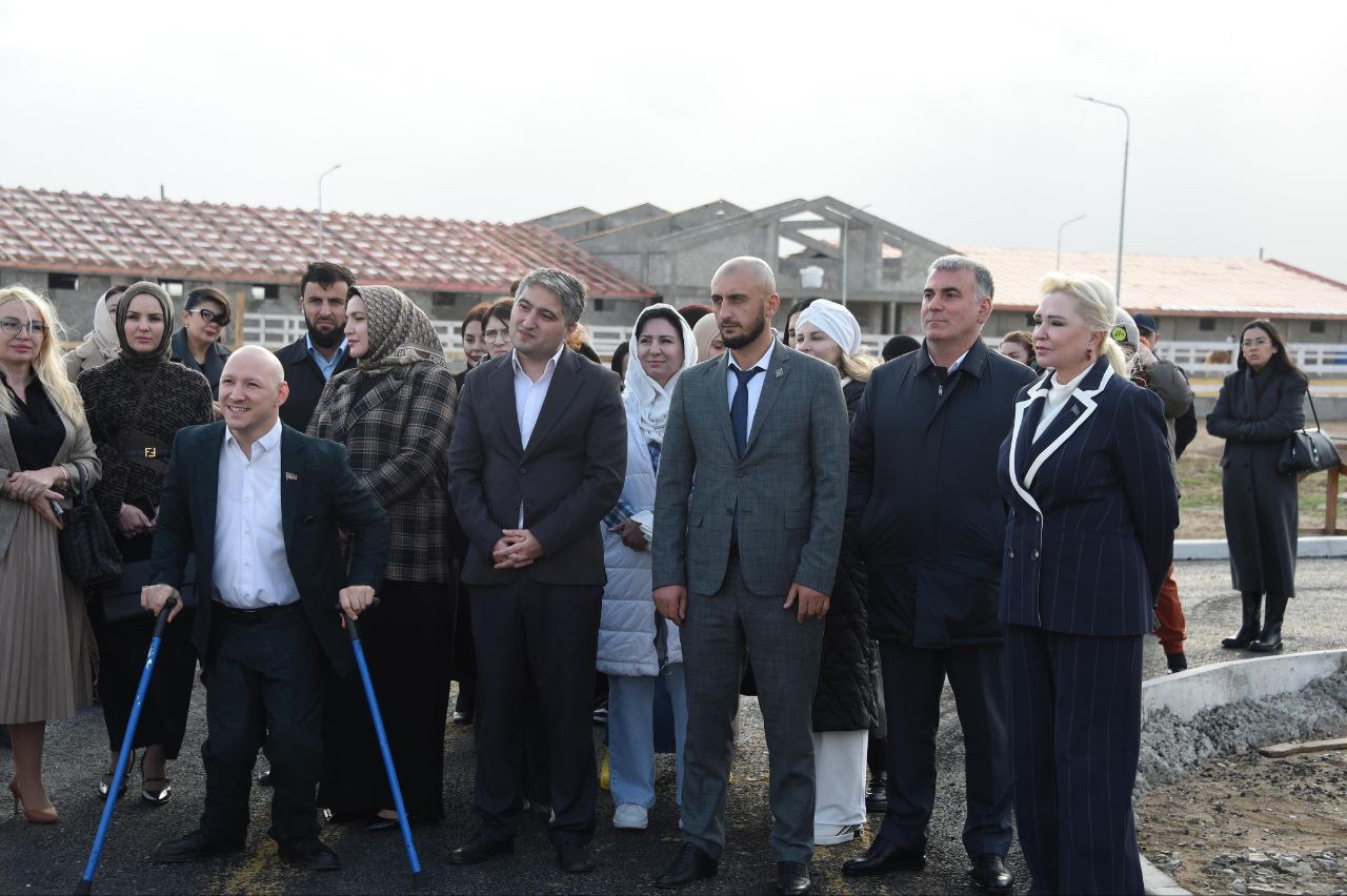 Участник республиканской кадровой программы «Доблесть гор» Ахмед Магомедов принял участие в открытие первого лицензированного конного центра, специализирующегося на иппотерапии.