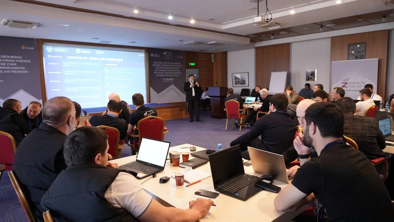 Директор Института дополнительного образования ДГУ Гарун Султанов провел для участников программы «Доблесть гор» лекцию, посвященную внедрению нейросетей в работу органов власти