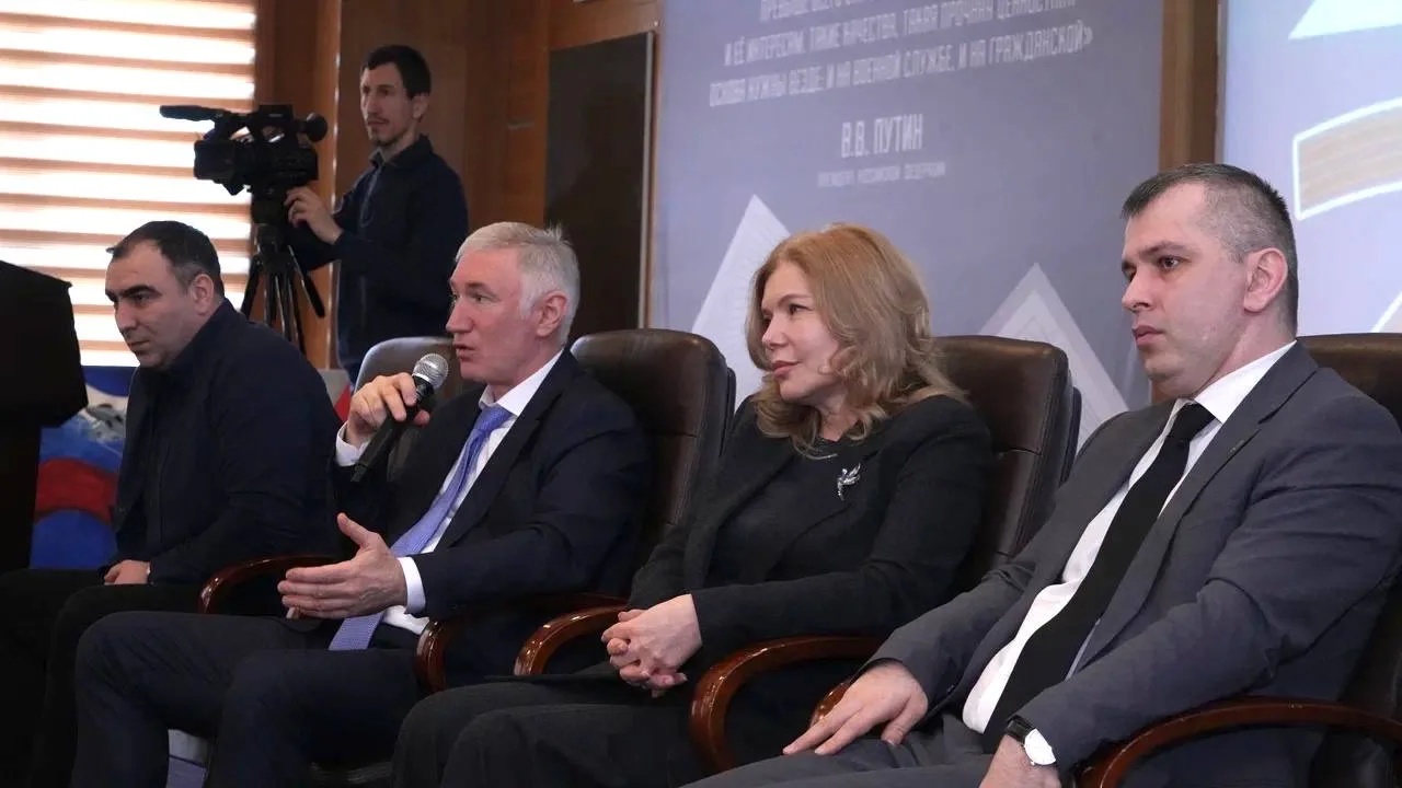 На площадке программы «Доблесть гор» состоялся разговор на равных с участием слушателей программы «Время героев» Энвера Набиева и Магомеда Валихова