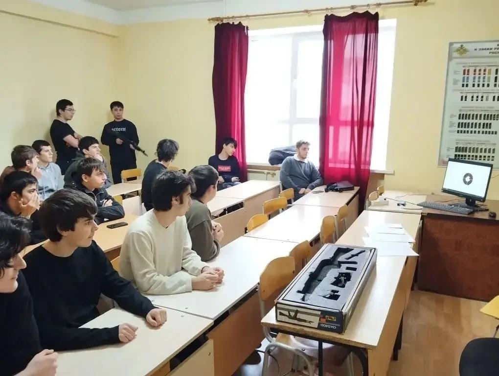 Участник программы «Доблесть гор» Ахмед Магомедов провел урок мужества для студентов политехнического колледжа