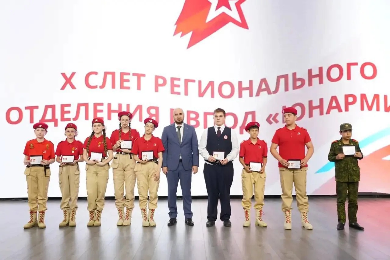 Участники программы «Доблесть гор» Абдулла Магомедов и Ахмед Магомедов приняли участие в X Слете юнармейцев Дагестана