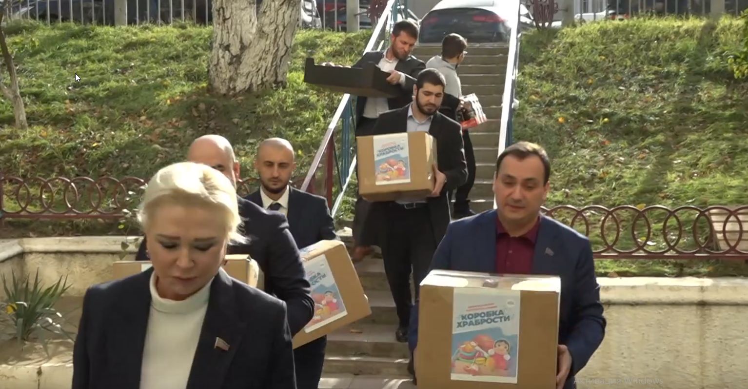 Участник проекта «Доблесть гор», ветеран СВО Ахмед Магомедов вместе с депутатами Народного Собрания Дагестана приняли участие в акции «Коробка храбрости», инициированной партией «Единая Россия»